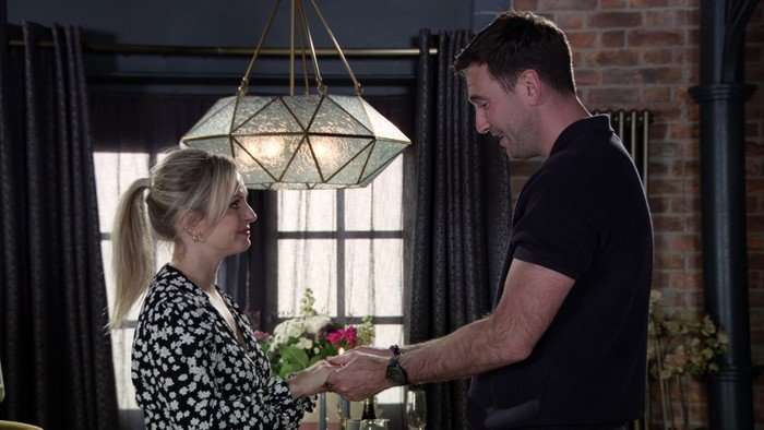 Sarah and Kit hold hands in Coronation Street