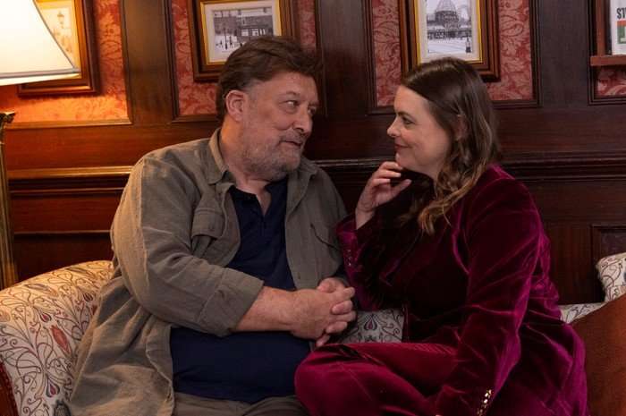 Ross and Tracy cosy up next to each other in Coronation Street