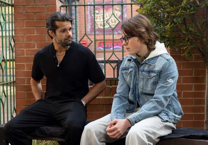 27_07_coro_idris_sam_02 Idris and Sam chatting on a bench in Victoria Gardens in Corrie