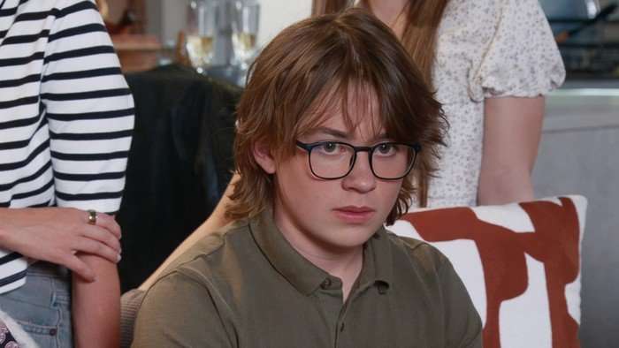 28_07_coro_platts_04 Sam looks distressed in Coronation Street