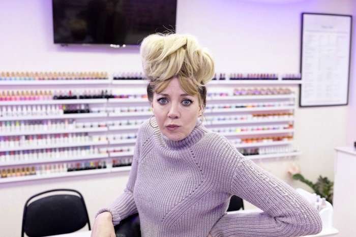 471475,Mandy S3 Diane Morgan as Mandy in Mandy season 2, looking into the camera and sat in a nail salon