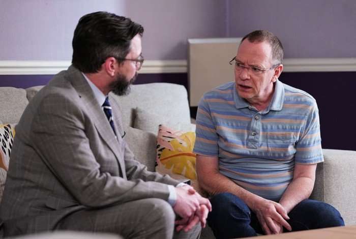566651,TITLE:Eastenders Ian chats to Mr Get-Out in a scene from EastEnders
