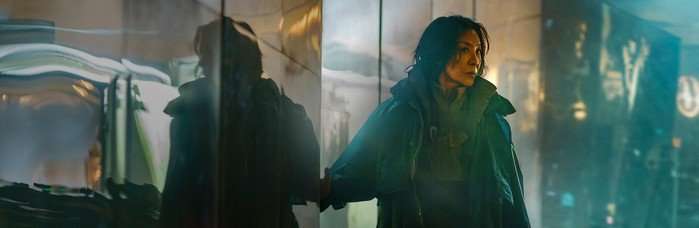 Blade_Runner_2099_Michelle_as_Olwen_3000 Michelle Yeoh as Olwen in Blade Runner 2099 standing against mirrored wall.