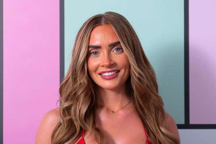 Elicia on Love Island season 13. Elicia smiling.