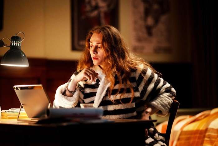 Austin Ellie McKay as Florence sat at a desk on her laptop