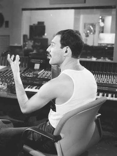 Rare Celebrity Photos from Back in the Day | Den of Geek
