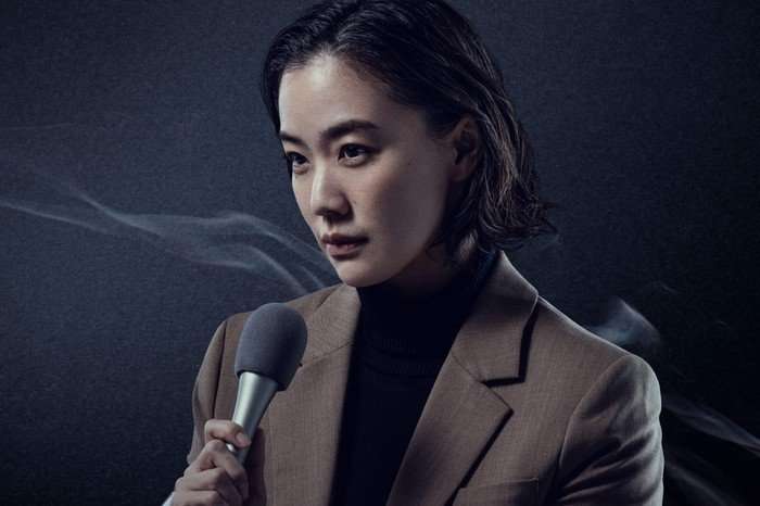 Yū Aoi as Kyoko Kono in Human Vapor Yū Aoi as Kyoko Kono in Human Vapor, holding a microphone with a small amount of vapour behind her.