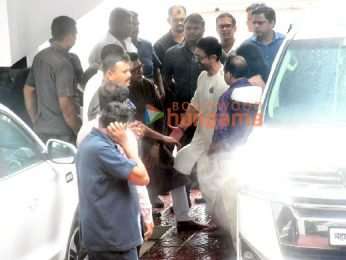 Photos: Raj Thackeray, Irfan Pathan snapped with Aamir Khan after his wedding with Gauri Spratt