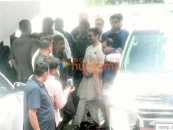 Photos: Raj Thackeray, Irfan Pathan snapped with Aamir Khan after his wedding with Gauri Spratt