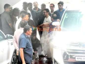 Photos: Raj Thackeray, Irfan Pathan snapped with Aamir Khan after his wedding with Gauri Spratt