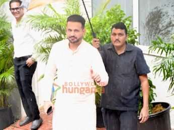 Photos: Raj Thackeray, Irfan Pathan snapped with Aamir Khan after his wedding with Gauri Spratt