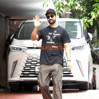 Photos: Vicky Kaushal and Kriti Sanon snapped at Matrix office in Santacruz