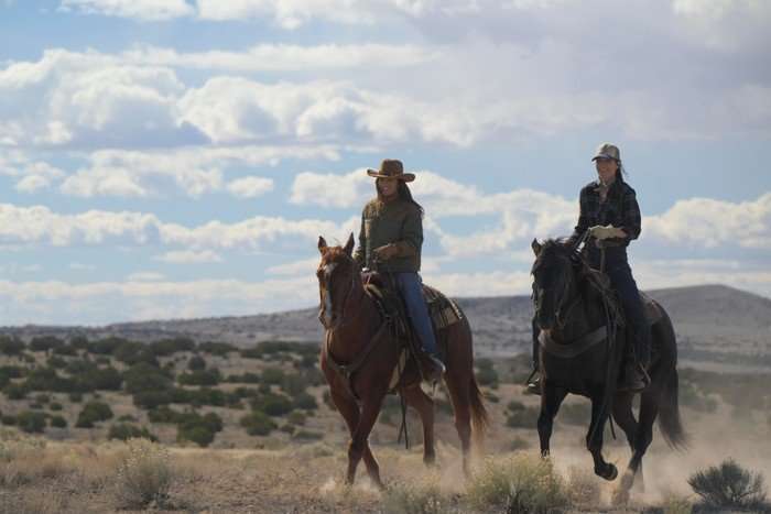 RANSOM CANYON Minka Kelly as Quinn and Lauren Glazier as Angie O’Grady in Ransom Canyon on horses
