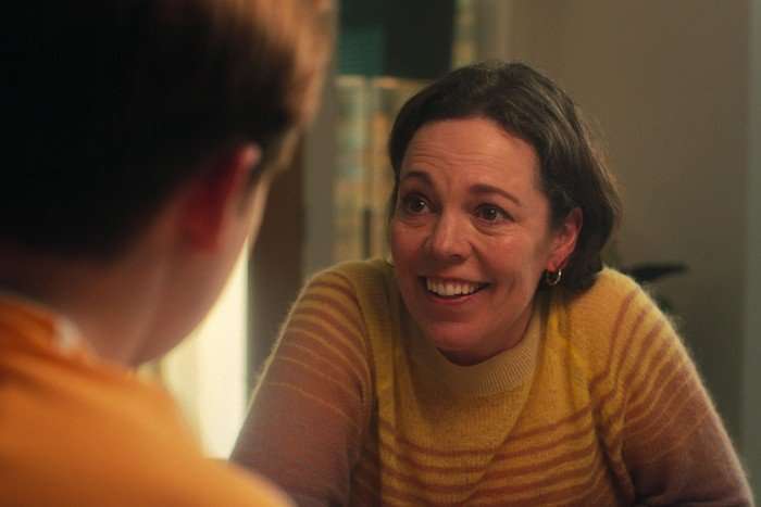 colman-heartstopper Sarah Nelson smiles warmly at her son from across the kitchen table as they share a private conversation