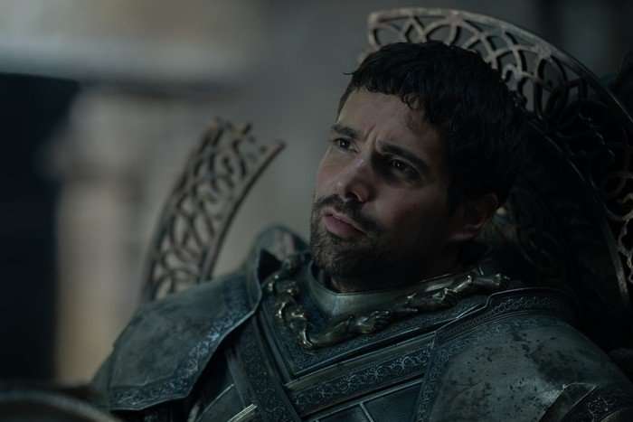 House of the Dragon fabien-frankel (1) Fabien Frankel seated in armour as Ser Criston Cole in House of the Dragon season 3.