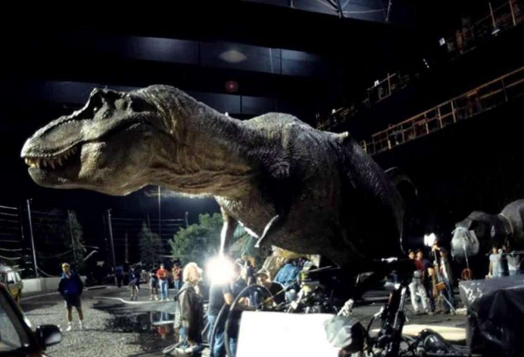 15 Behind-the-Scenes Movie Photos Where Things Don't Look as Glamorous in Real Life | Den of Geek
