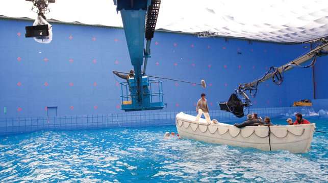 15 Behind-the-Scenes Movie Photos Where Things Don't Look as Glamorous in Real Life | Den of Geek