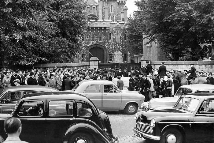 ruth-ellis-execution Crowds gather outside Holloway Prison on the day of Ruth Ellis's execution